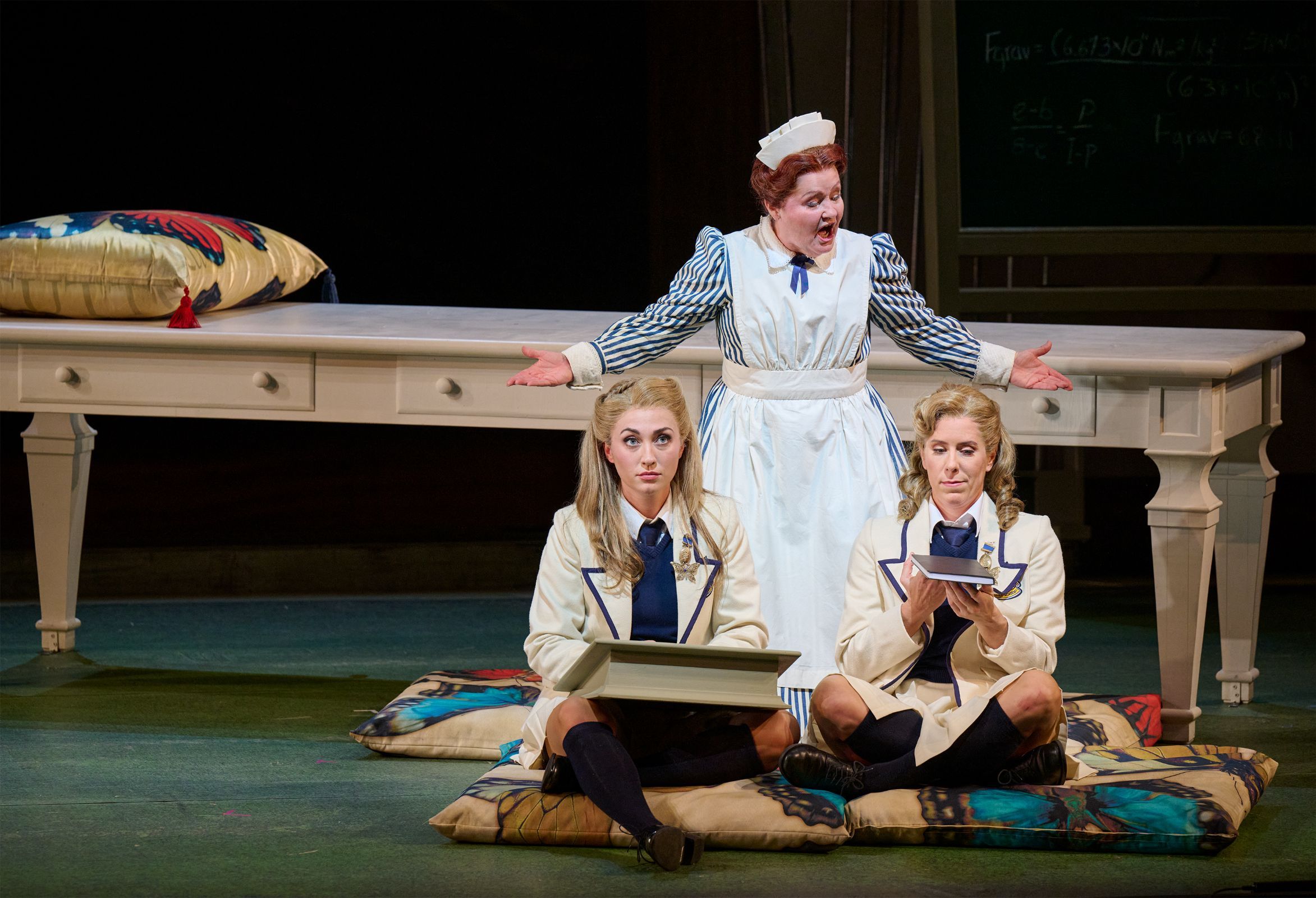 Martina Myskohlid (Dorabella), Tracy Dahl (Despina) and Lauren Fagan (Fiordiligi) &copy; Michael Cooper