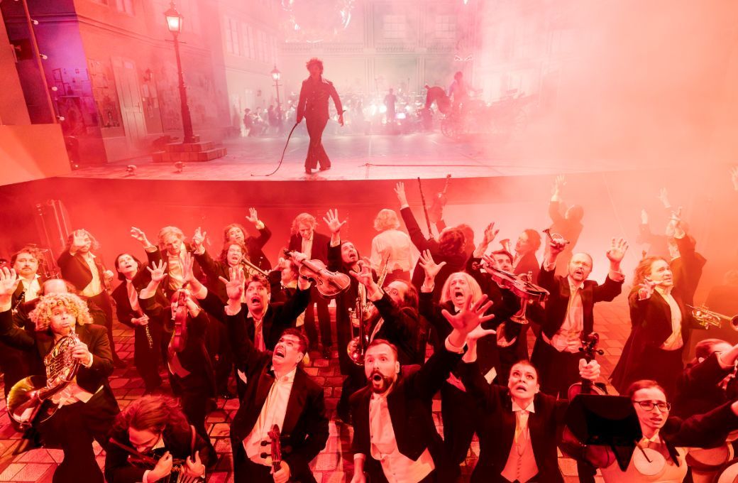 Nikita Ivasechko (M&eacute;phistoph&eacute;l&egrave;s) mit Chor und Statisterie der Oper Graz &copy; Werner Kmetitsch