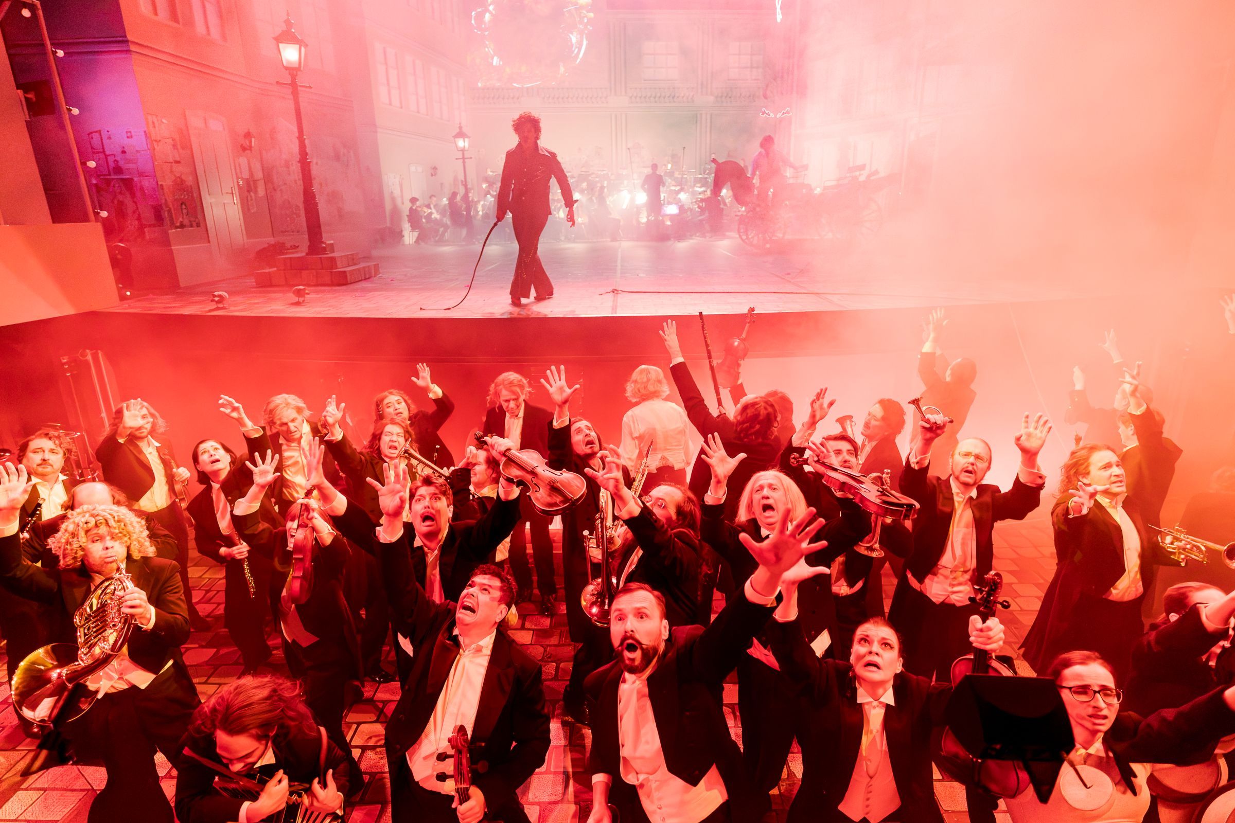 Nikita Ivasechko (Méphistophélès) mit Chor und Statisterie der Oper Graz &copy; Werner Kmetitsch