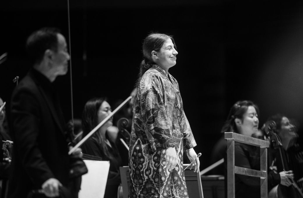 Dalia Stasevska and the Philadelphia Orchestra &copy; Sixiao Yang (January 2026)