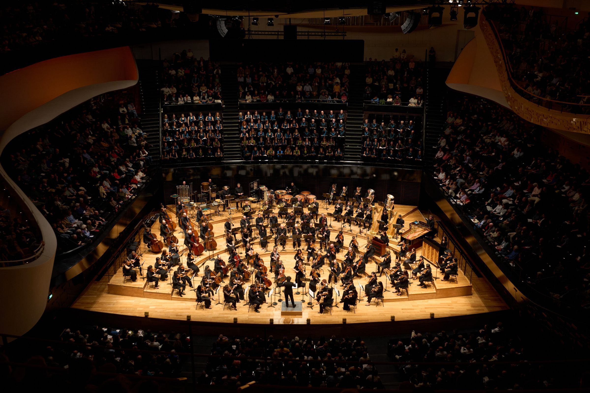 Gustavo Dudamel dirige le New York Philharmonic et l'Orfeó Català &copy; Jason Bell