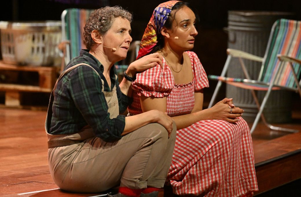 Helena Lymbery (Rose) and  Mercedes Assad (Vivette) &copy; Mark Allan