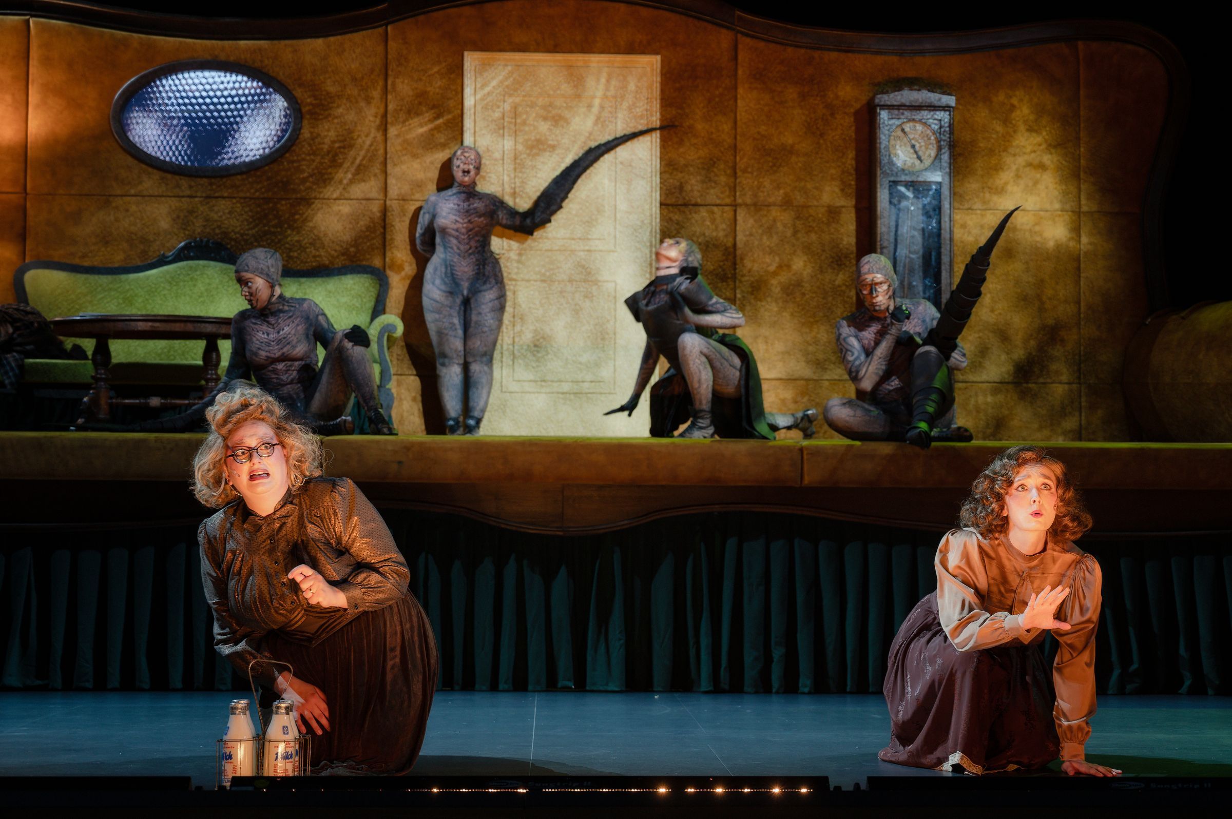 Kate Allen, Franziska Zwink; Oben: Cláudia Pereira, Rusné Tušlaité, Helena Sturm, Titouan Sevic &copy; Jan-Pieter Fuhr