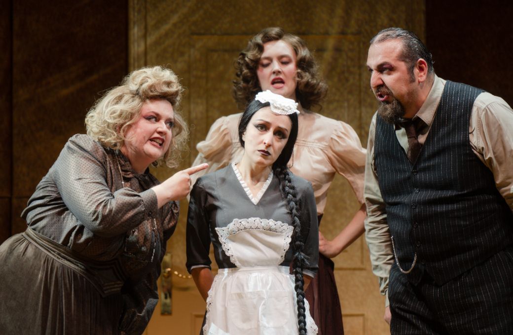 Kate Allen, Olena Sloia (Dienstm&auml;dchen) Franziska Zwink und Avtandil Kaspeli &copy; Jan-Pieter Fuhr