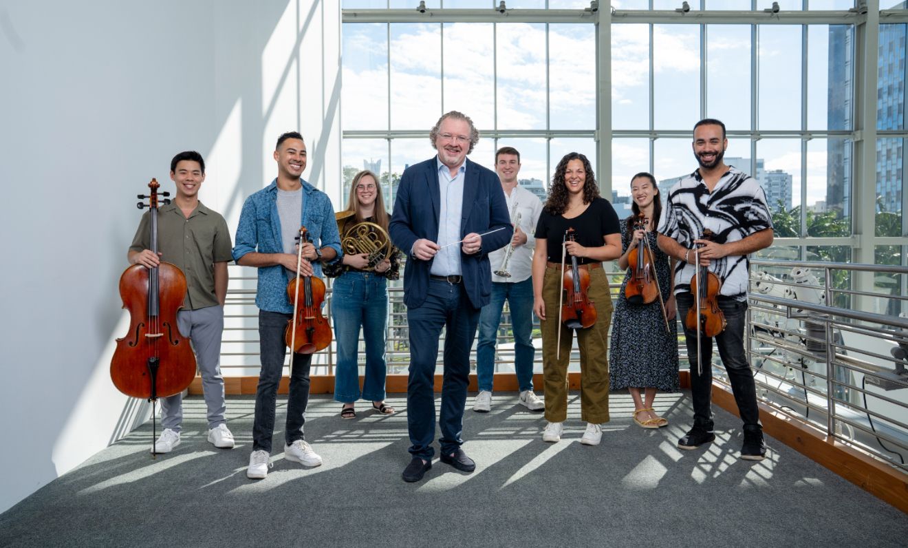Artistic Director Stéphane Denève and New World Symphony fellows &copy; Alex Markow