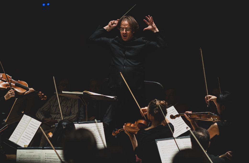 J&eacute;r&eacute;mie Rhorer dirige le Cercle de l'Harmonie &agrave; Toulouse &copy; William Wartel