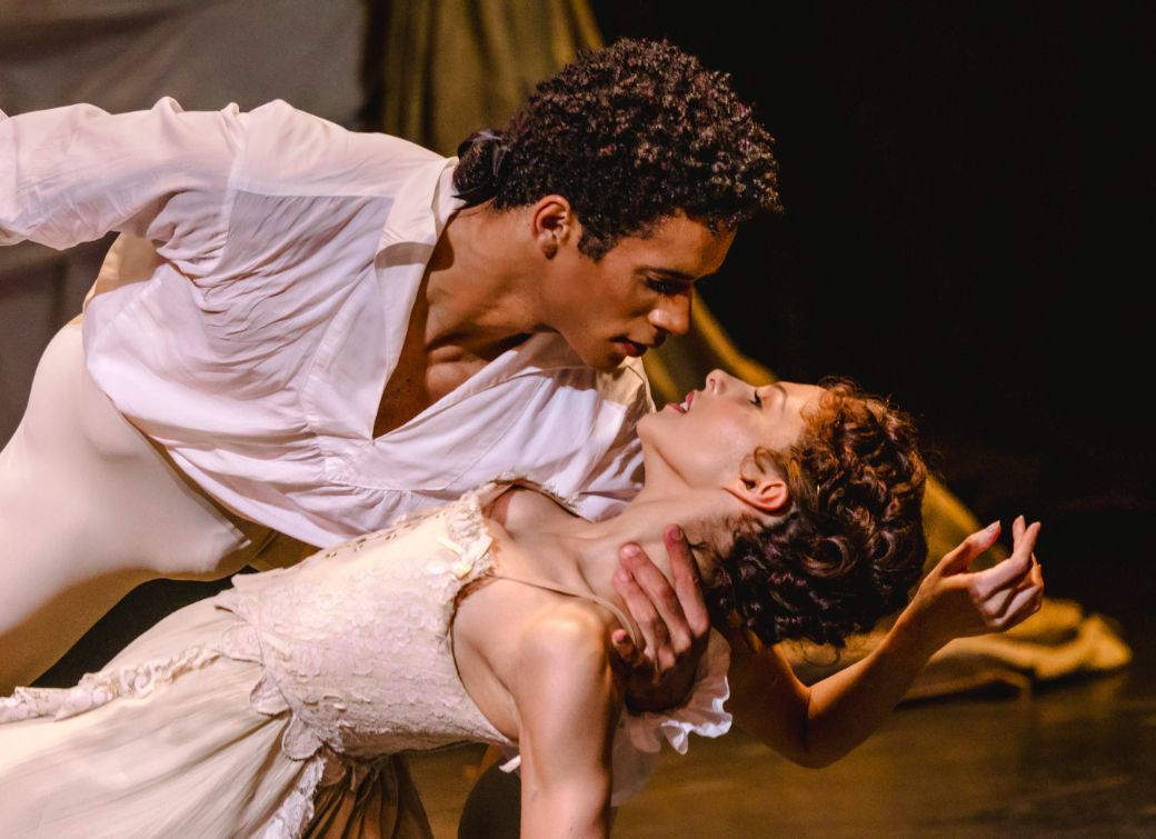 Marcelino Samb&eacute; as Des Grieux and Francesca Hayward as Manon in MacMillan&rsquo;s <i>Manon</i> &copy; Foteini Christofilopoulou