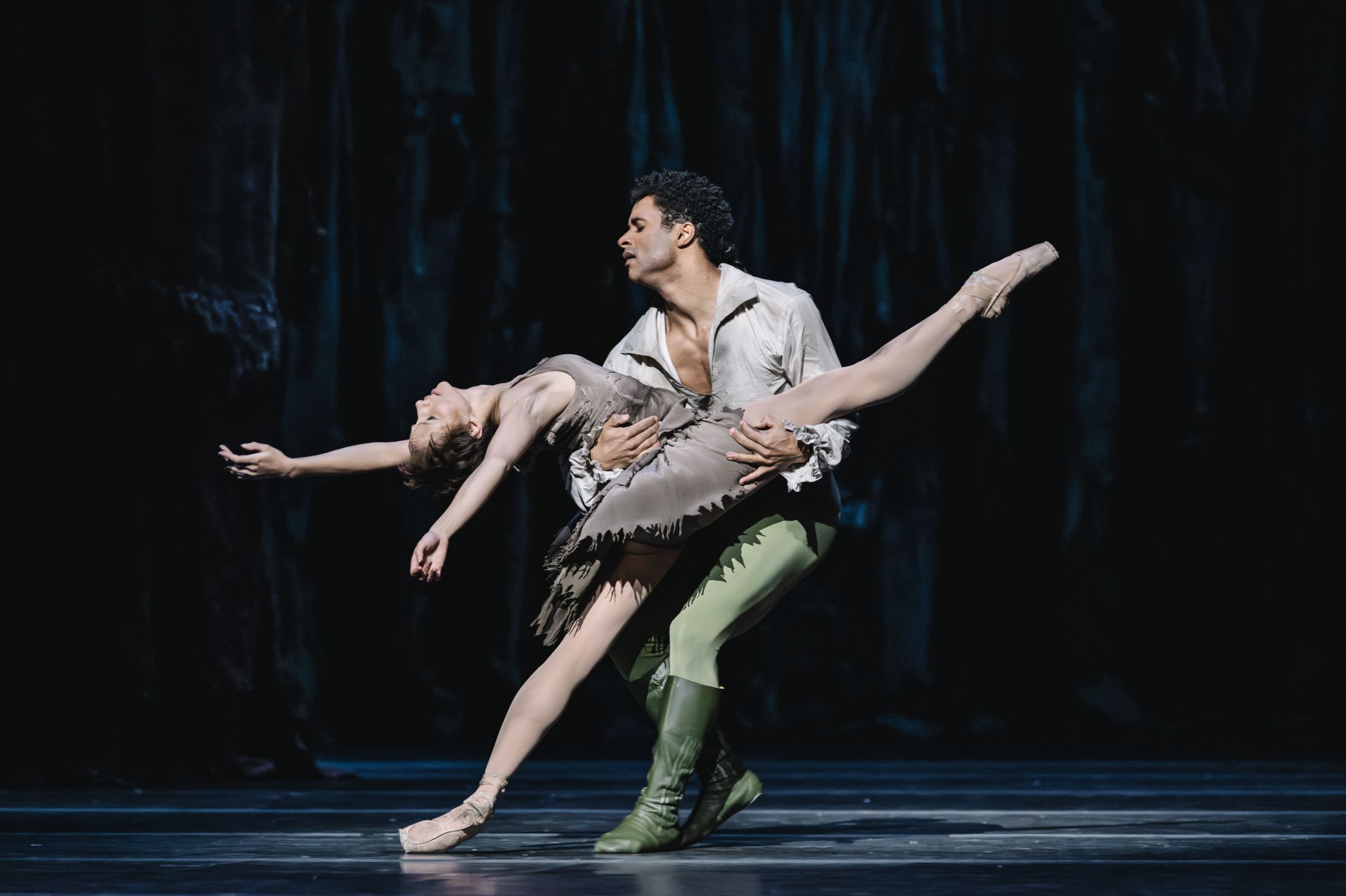 Francesca Hayward as Manon and Marcelino Sambé as Des Grieux in Sir Kenneth MacMillan’s <i>Manon</i> &copy; Foteini Christofilopoulou