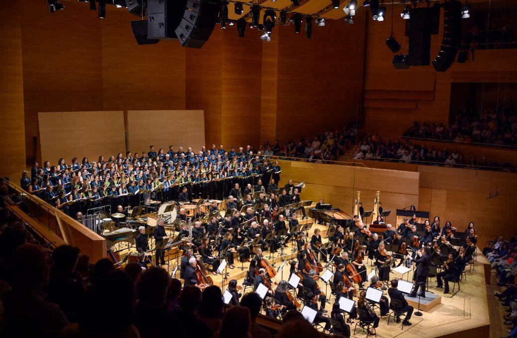 Gustavo Dudamel al frente de la Orquesta Filarmónica de Nueva York y del Orfeó Català © A. Bofill | BCN Clàssics