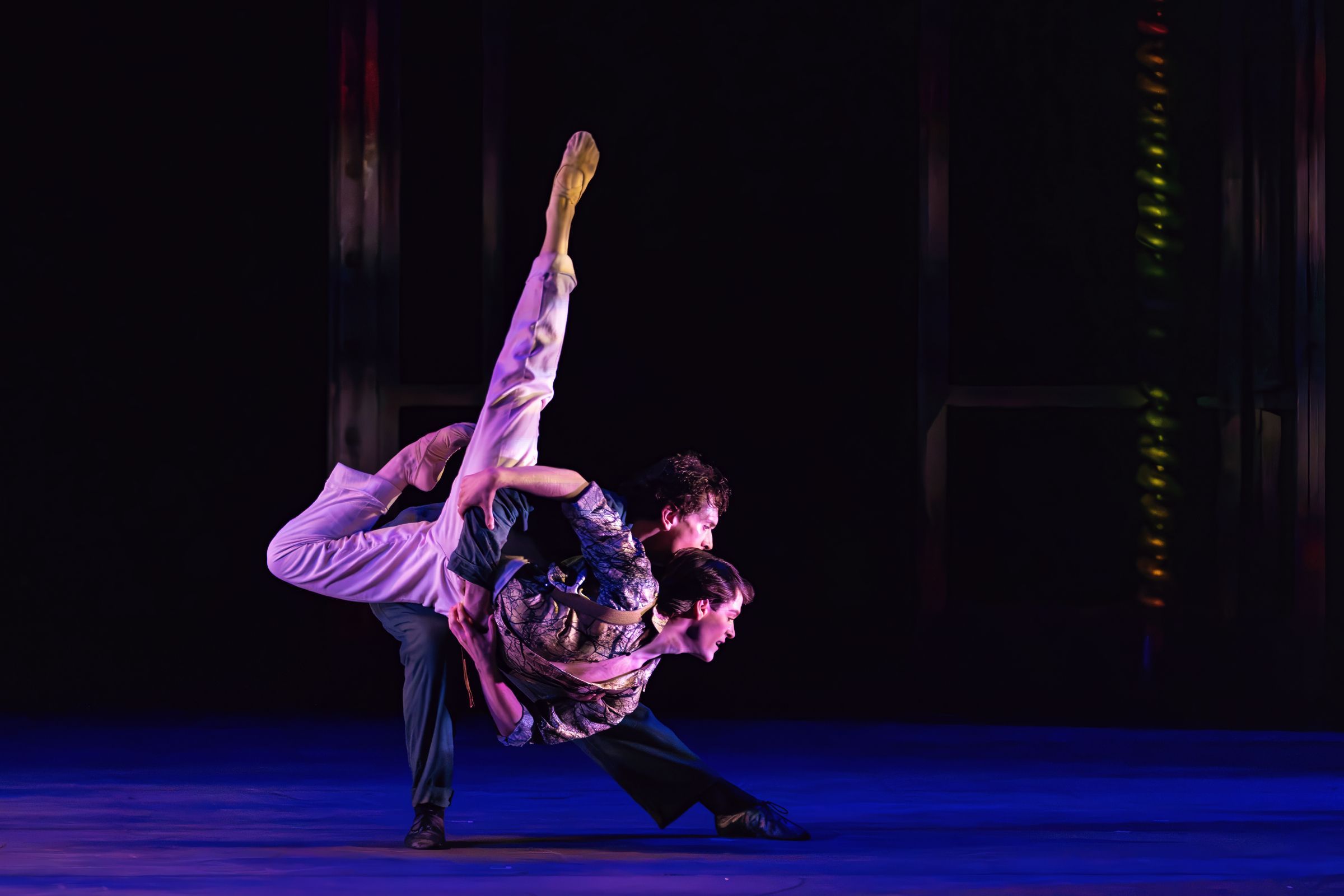 Callum Linnane as Wilde and Elijah Trevitt as Douglas in Wheeldon’s <i>Oscar</i> &copy; Curtis Brown