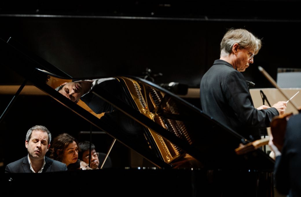 Bertrand Chamayou, Esa-Pekka Salonen et l'Orchestre de Paris &copy; Kamil Zihnioglu