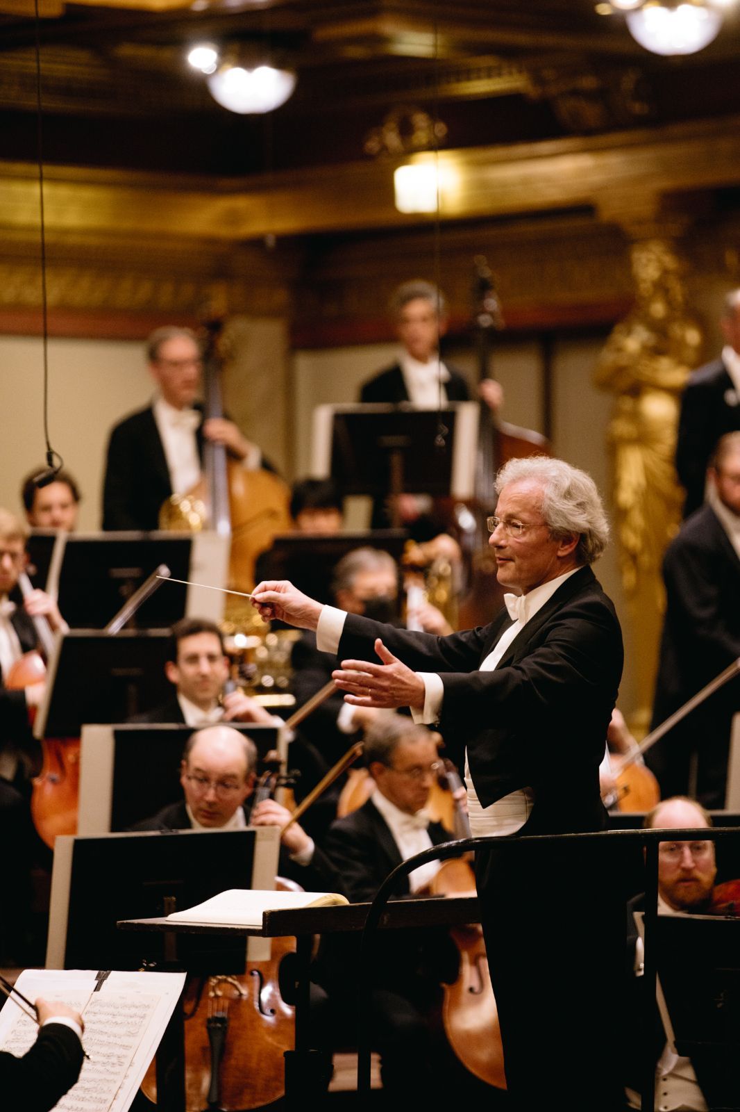 Franz Welser-Möst conducts The Cleveland Orchestra in the Musikverein &copy; Igor Ripak