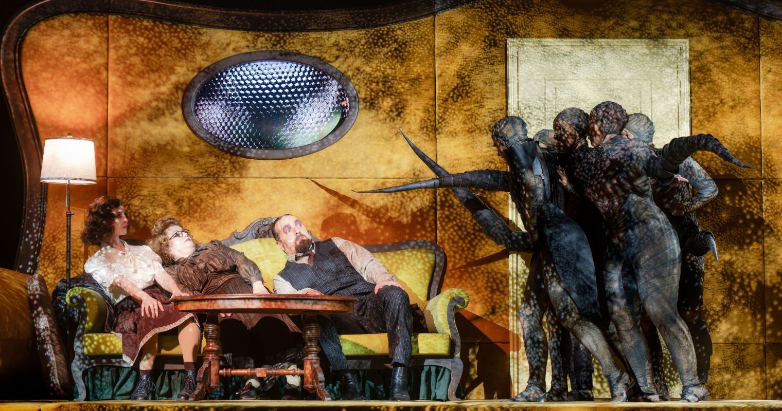Gordon Kampes neue Oper <i>Die Verwandlung</i> lässt das Lachen gefrieren in Augsburg © Jan-Pieter Fuhr