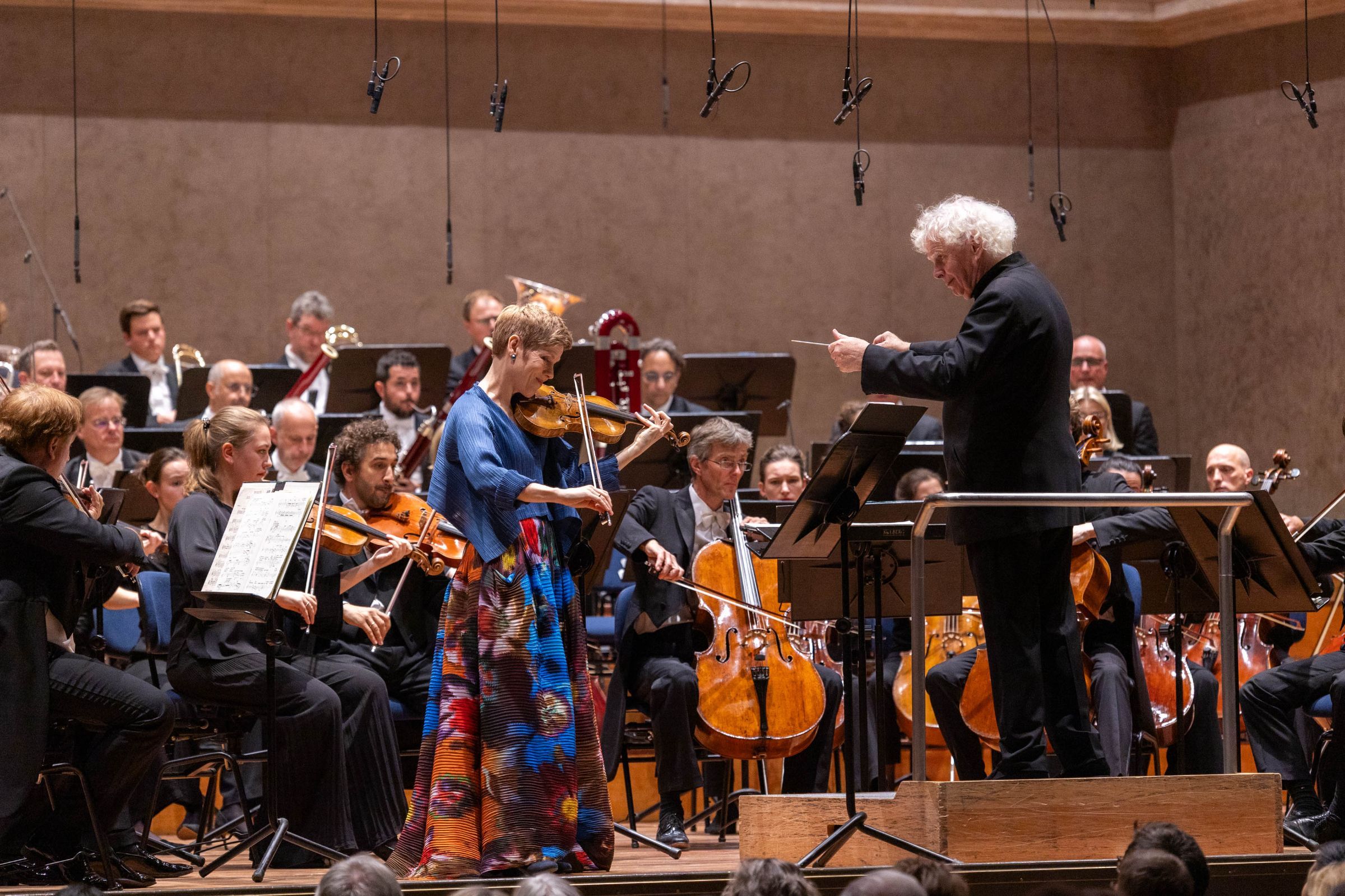 Isabelle Faust und Sir Simon Rattle mit dem BRSO &copy; BR | Michael Hopf