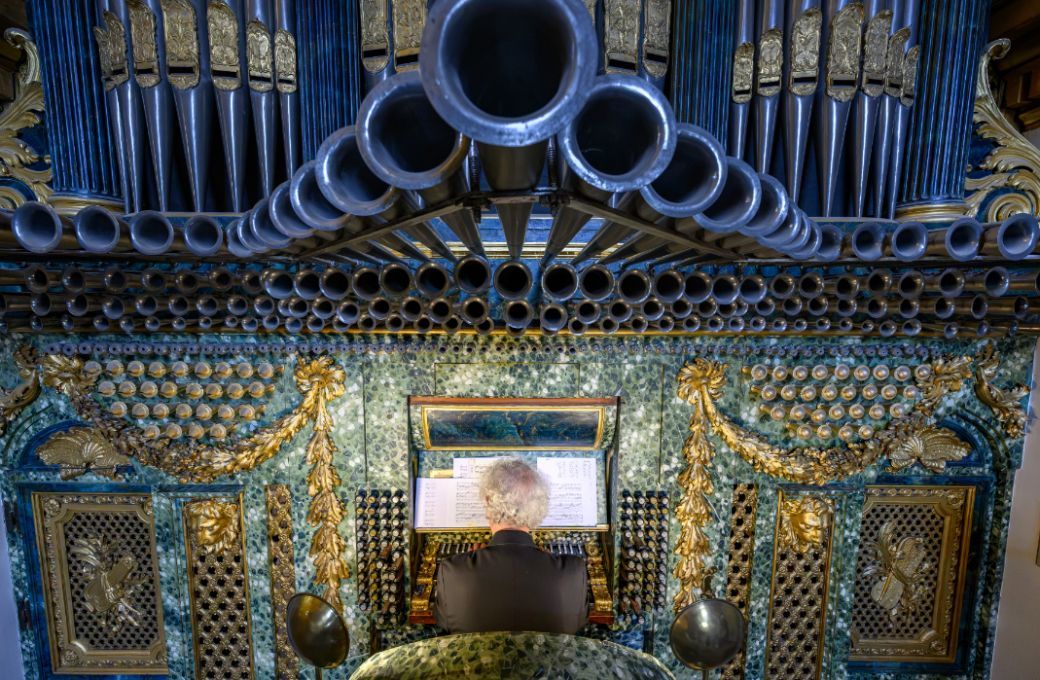 Bernard Foccroulle ante el &oacute;rgano Bosch de la Real Capilla &copy; Patrimonio Nacional