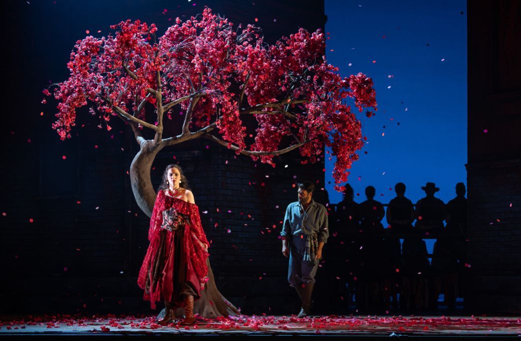 Charlotte Kelso (Carmen) and Gerard Schneider (Don Jos&eacute;) &copy; Andrew Beveridge | AsbCreative
