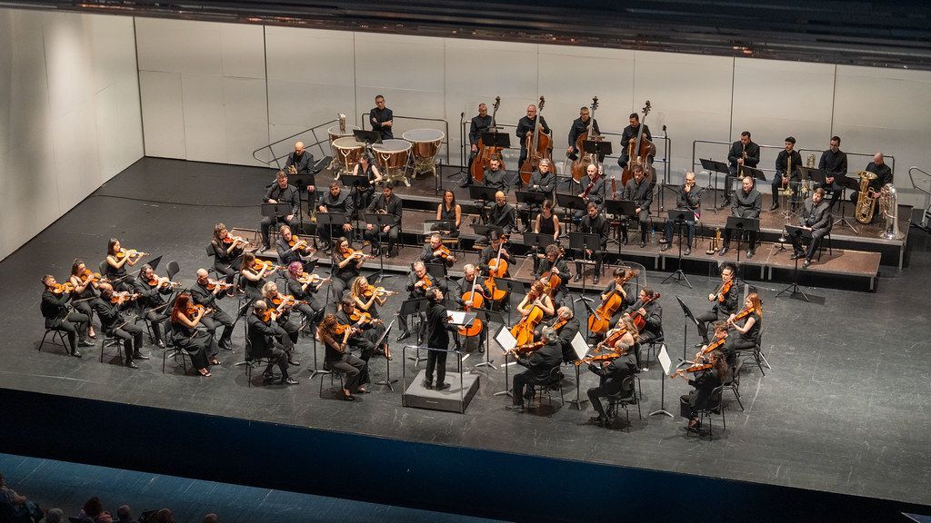 Roberto For&eacute;s al frente de la OEX &copy; Orquesta de Extremadura
