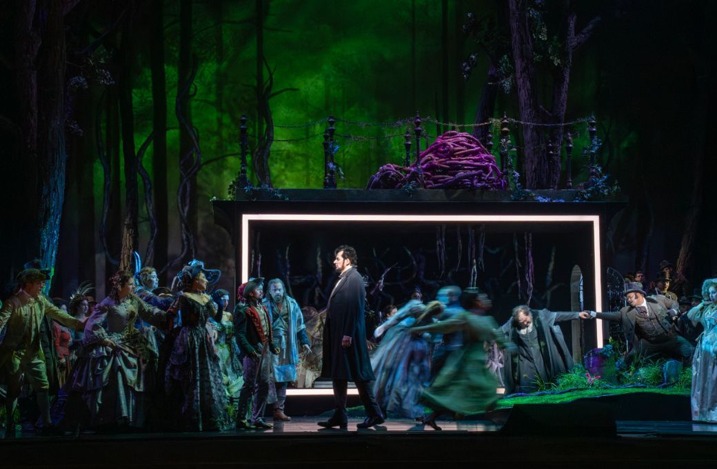 Peter Mattei (Lincoln) and ensemble © Karen Almond | Met Opera