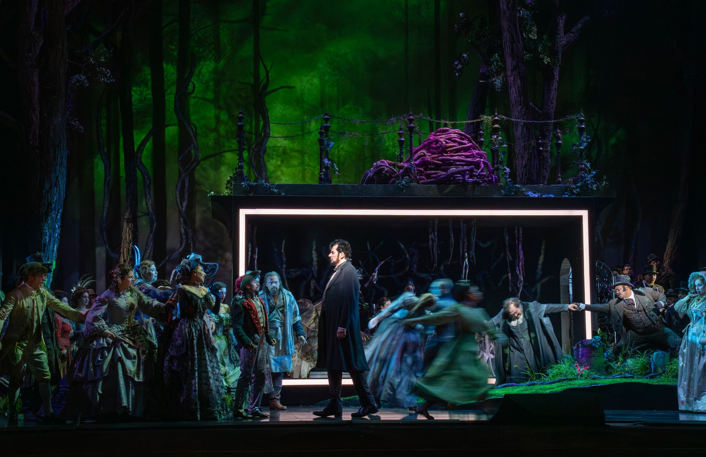 Peter Mattei (Lincoln) and ensemble © Karen Almond | Met Opera