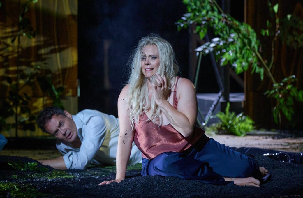 Jochen Kupfer (Wolfram von Eschenbach) und Emily Newton (Elisabeth) © Ludwig Olah