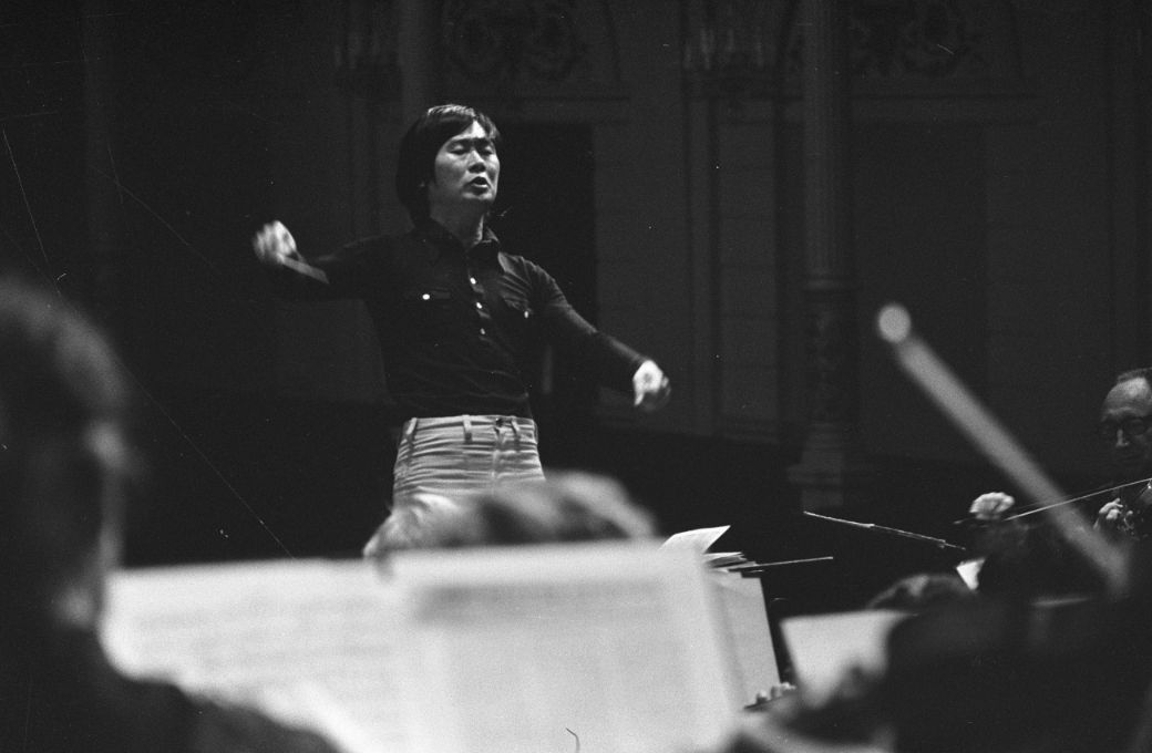 Ken-Ichiro Kobayshi conducts the Royal Concertgebouw Orchestra in 1975 &copy; Bert Verhoeff / Anefo