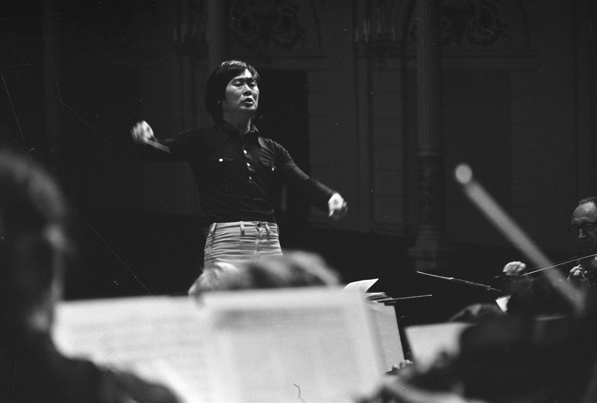 Ken-Ichiro Kobayshi conducts the Royal Concertgebouw Orchestra in 1975 &copy; Bert Verhoeff / Anefo