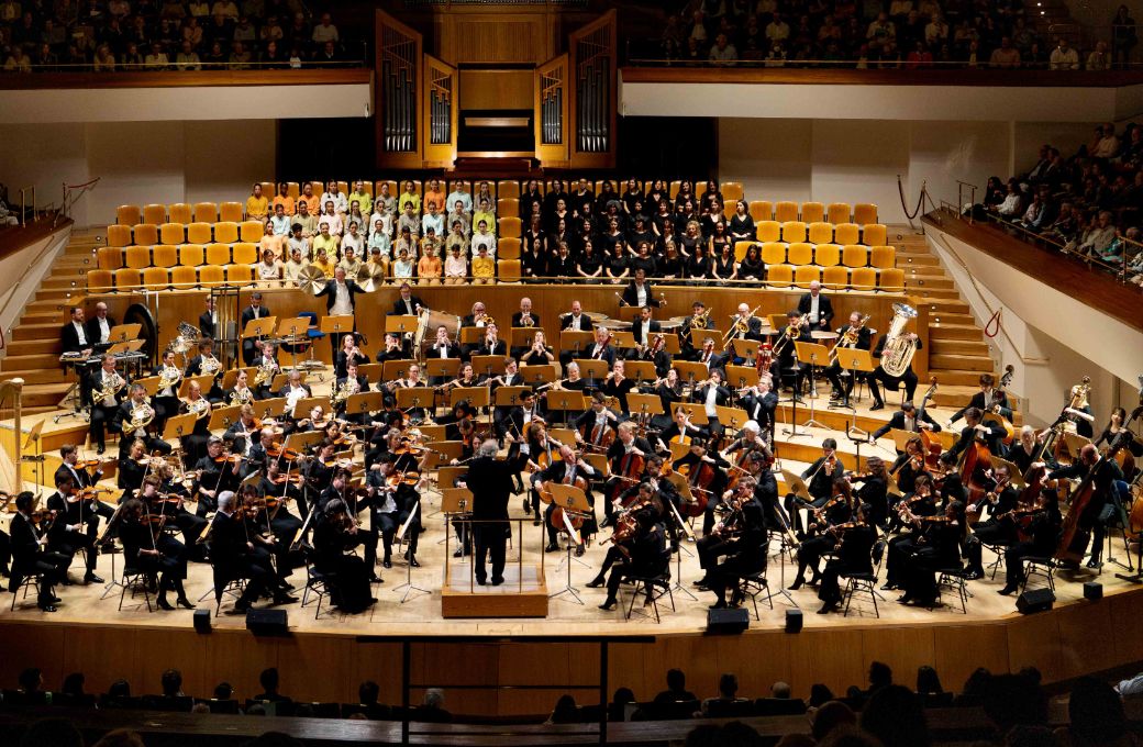 Coro y Peque&ntilde;os Cantores de la Orcam, Orquesta Sinf&oacute;nica de D&uuml;sseldorf y &Aacute;d&aacute;m Fischer &copy; Susanne Diesner | La Filarm&oacute;nica