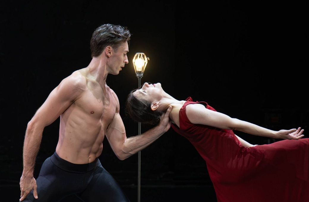 Joseph Taylor and Alina Cojocaru in John Neumeier&rsquo;s <i>Ghost Light</i> &copy; Photography by ASH