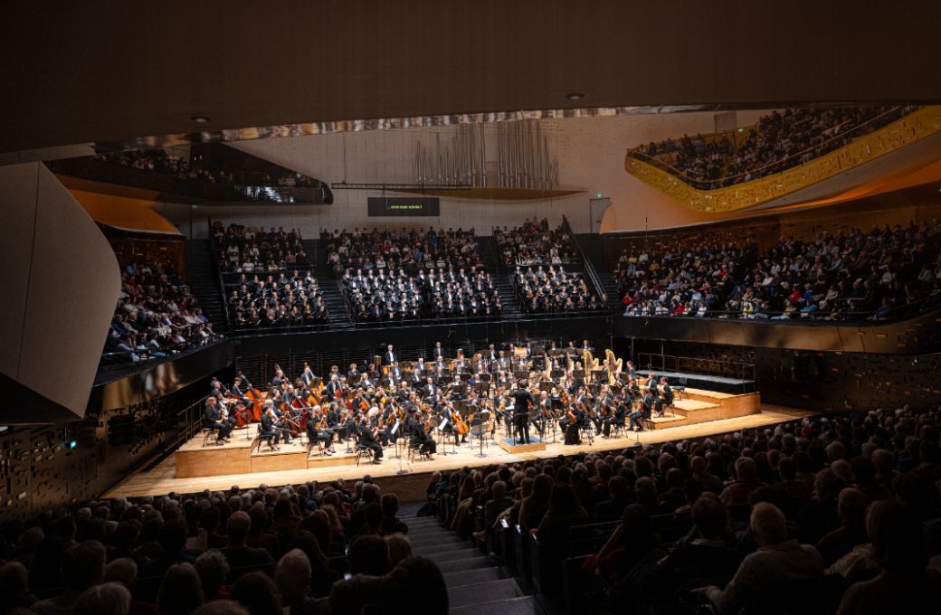 Klaus M&auml;kel&auml; dirige le Ch&oelig;ur de l'Orchestre de Paris pendant <i>Rom&eacute;o et Juliette</i> &copy; William Beaucardet