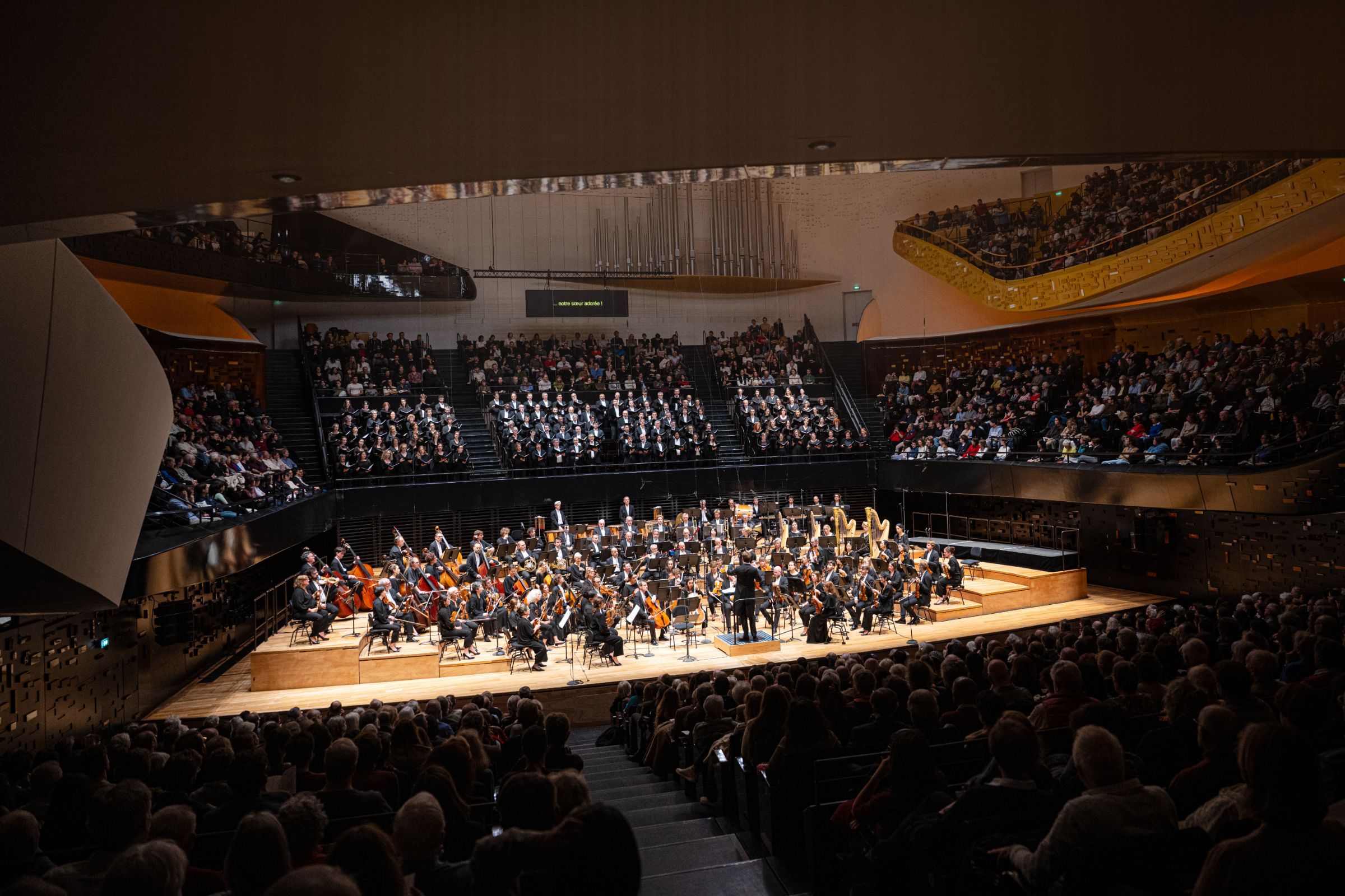 Klaus Mäkelä dirige le Chœur de l'Orchestre de Paris pendant <i>Roméo et Juliette</i> &copy; William Beaucardet