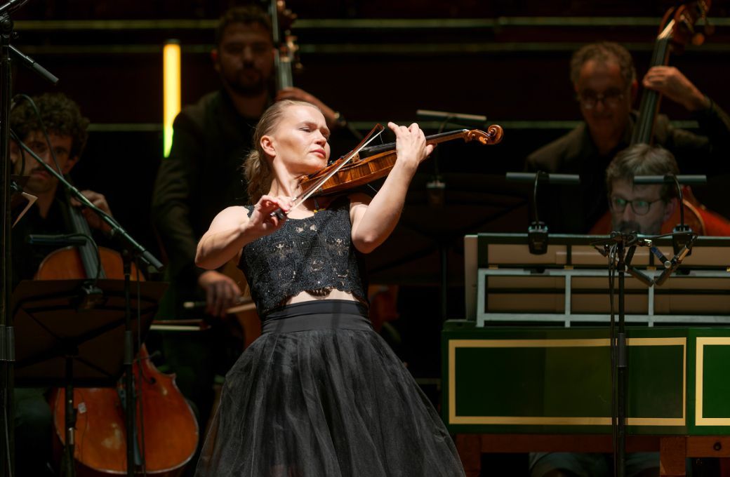 Mari Samuelsen and the Scottish Chamber Orchestra © Christopher Bowen