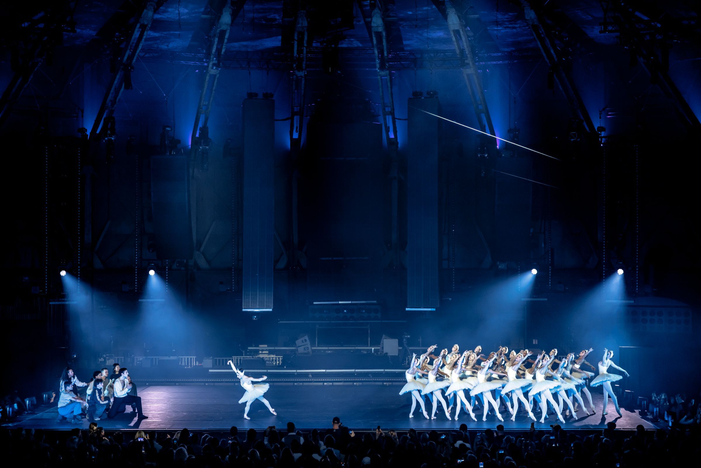 <i>Swan Lake Remixed</i> with Dutch National Ballet and ISH Collective for ADE &copy; J. Lousberg