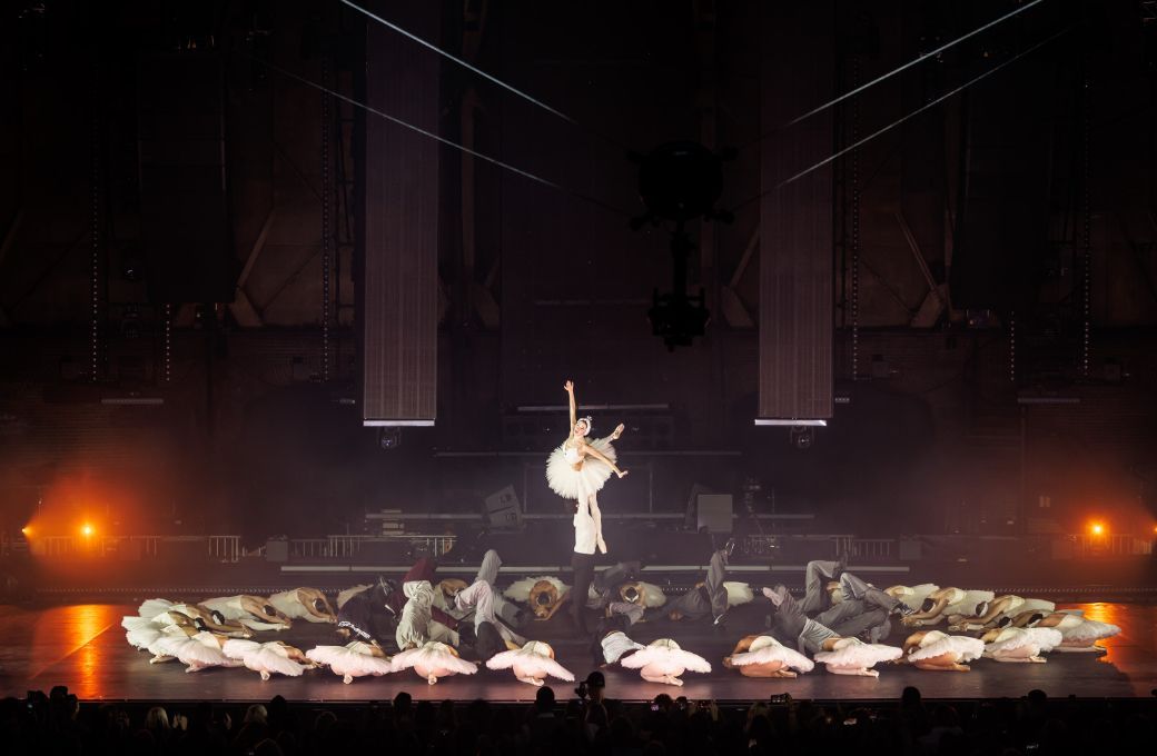 <i>Swan Lake Remixed</i> with Dutch National Ballet and ISH Collective for ADE &copy; J. Lousberg