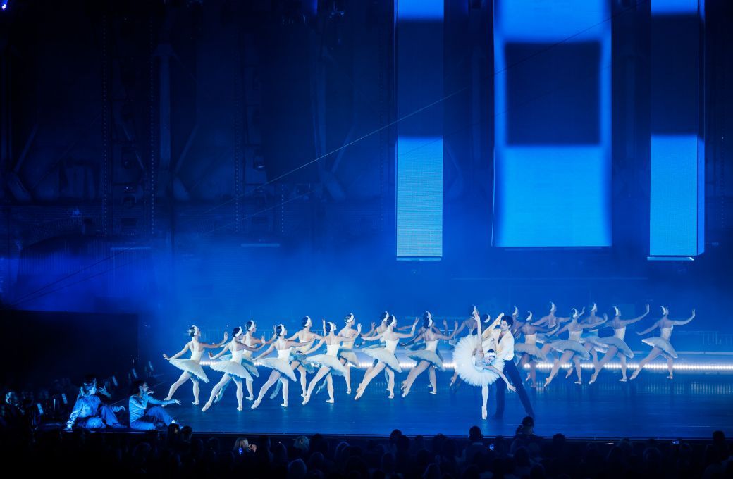 <i>Swan Lake Remixed</i> with Dutch National Ballet and ISH Collective for ADE &copy; J. Lousberg