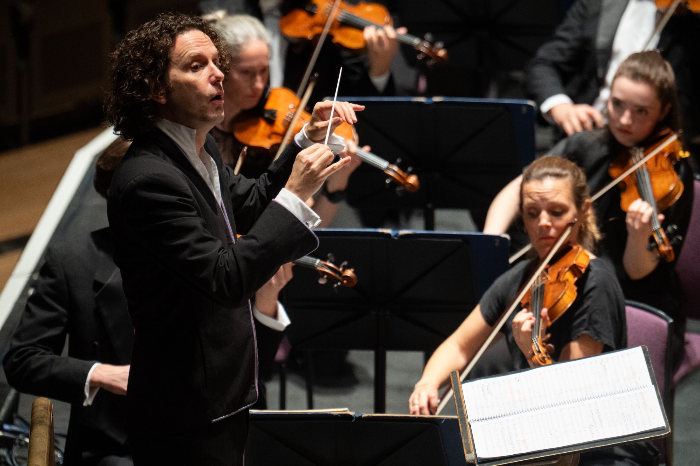 Nicholas Collon conducts The Hallé © David Hughes