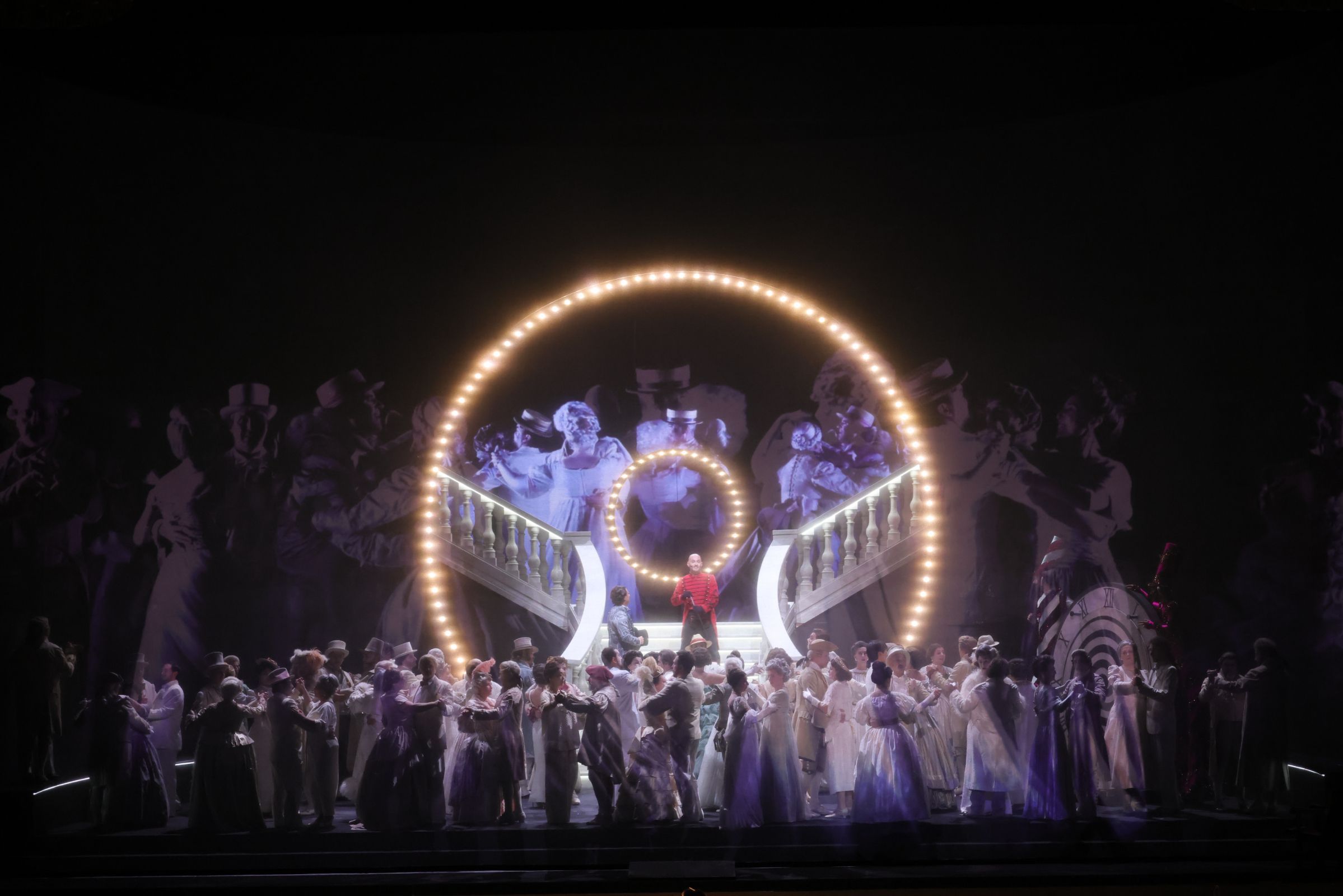 Vittorio Grigolo (Faust), Alex Esposito (Méphistophélès) and chorus © Brescia e Amisano | Teatro alla Scala