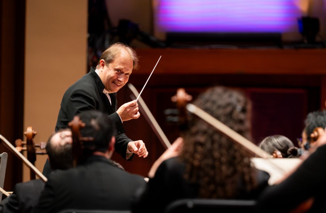 Ludovic Morlot conducts the Seattle Symphony © James Holt | The Seattle Symphony (2025)