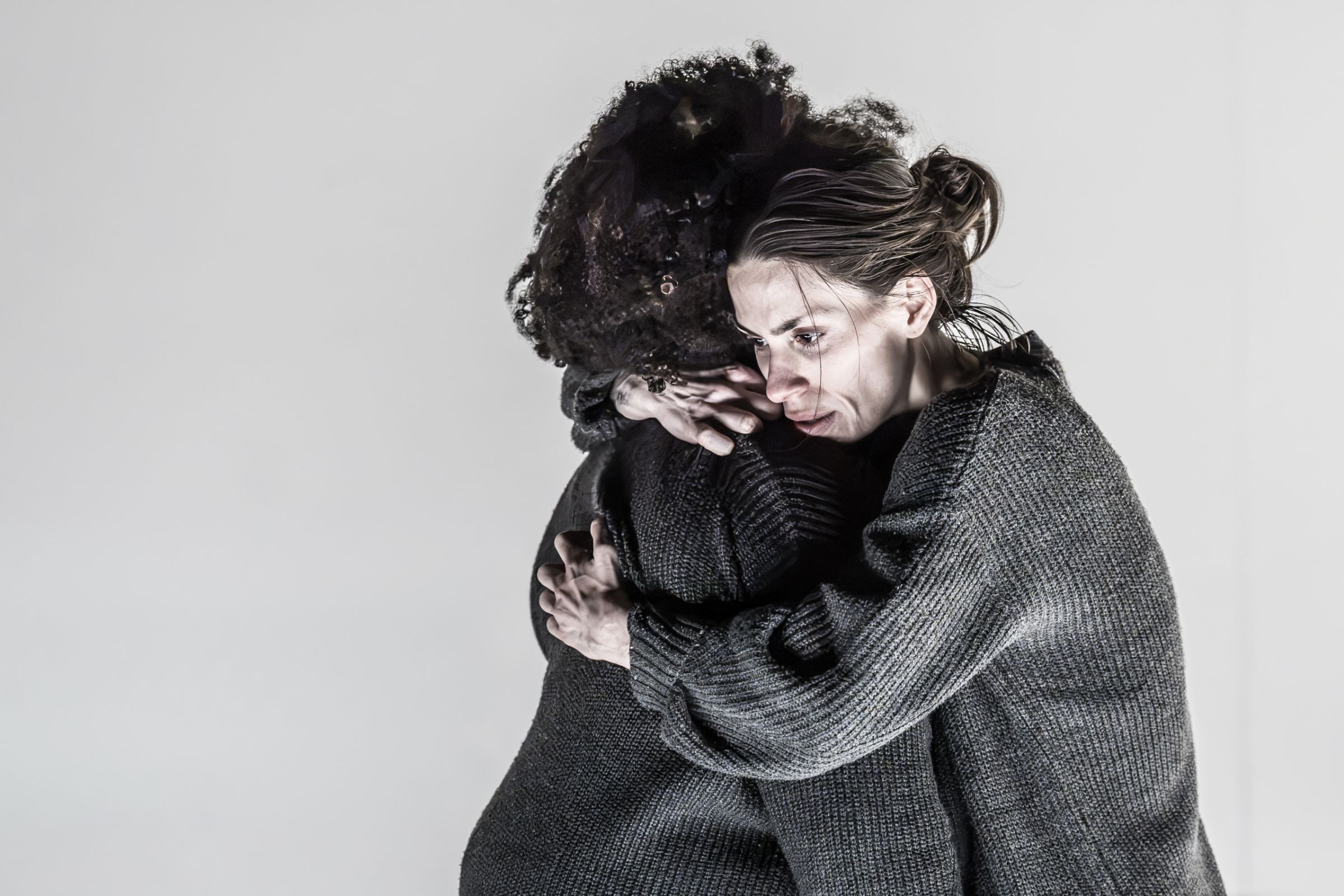 Veena Akama-Makia (Clare) and Jacquelyn Stucker (Gwen) © RBO | Marc Brenner