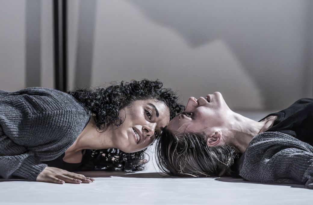Sophia Burgos (Suzy) and Jacquelyn Stucker (Gwen) © RBO | Marc Brenner