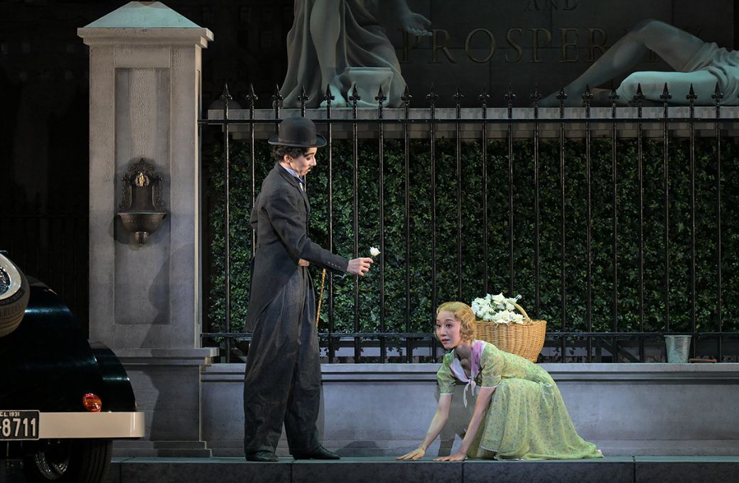 Kosuke Okumura as the Little Tramp and Yui Yonezawa as the Flower Girl in <i>City Lights</i> © Photo by Takashi Shikama, Charlie Chaplin™ © Bubbles Incorporated SA