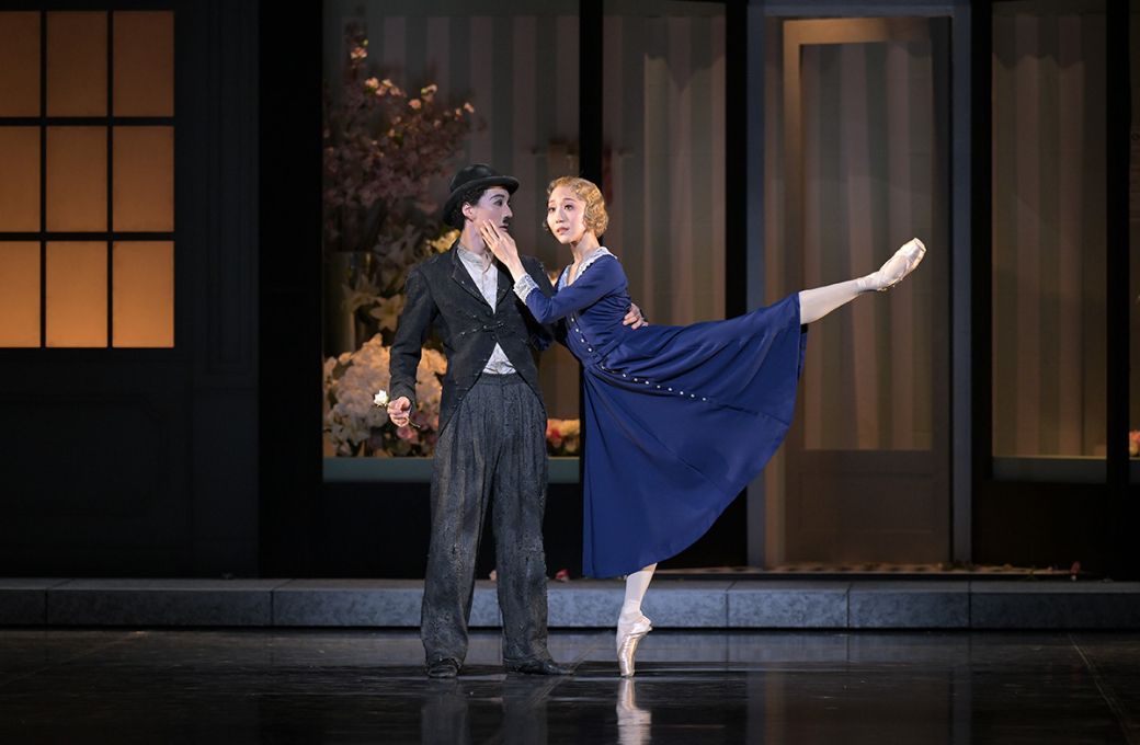 Kosuke Okumura as the Little Tramp and Yui Yonezawa as the Flower Girl in <i>City Lights</i> © Photo by Takashi Shikama, Charlie Chaplin™ © Bubbles Incorporated SA
