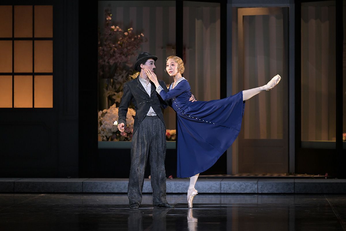 Kosuke Okumura as the Little Tramp and Yui Yonezawa as the Flower Girl in <i>City Lights</i> © Photo by Takashi Shikama, Charlie Chaplin™ © Bubbles Incorporated SA