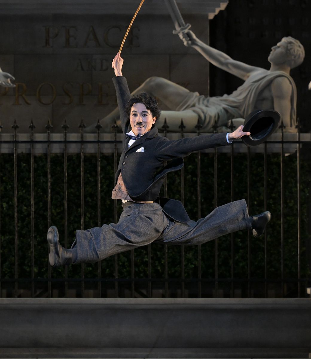 Kosuke Okumura as the Little Tramp in Alastair Marriott’s <i>City Lights</i> © Photo by Takashi Shikama, Charlie Chaplin™ © Bubbles Incorporated SA