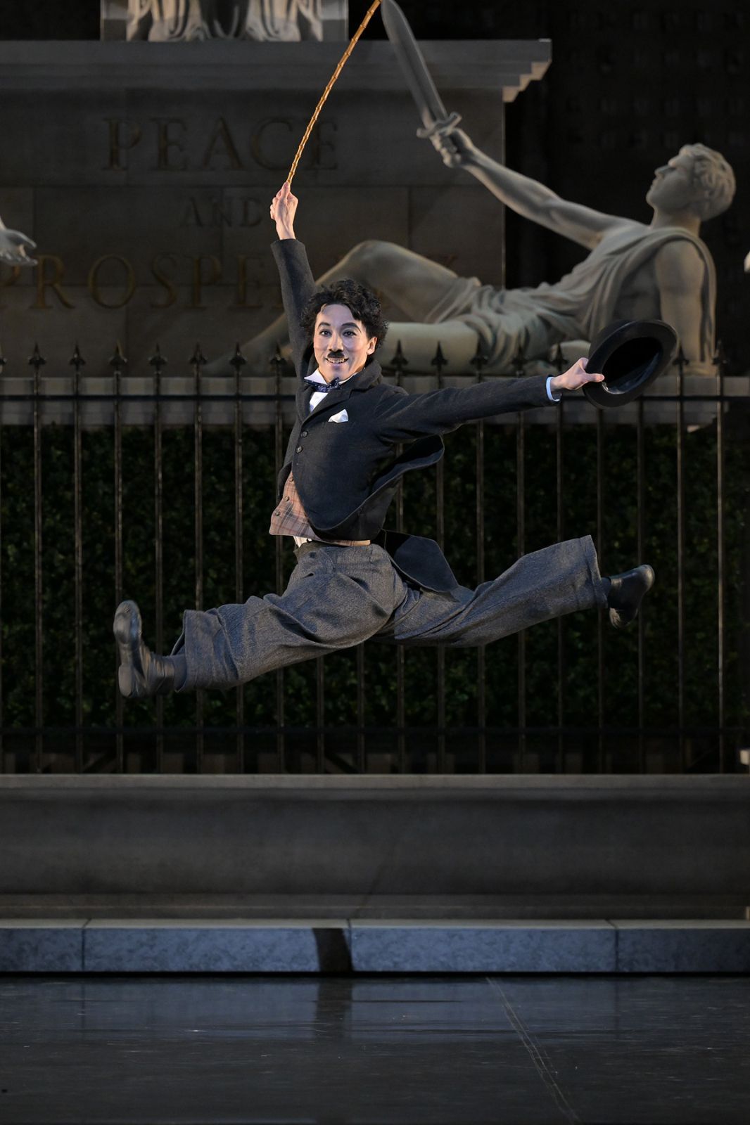 Kosuke Okumura as the Little Tramp in Alastair Marriott’s <i>City Lights</i> © Photo by Takashi Shikama, Charlie Chaplin™ © Bubbles Incorporated SA