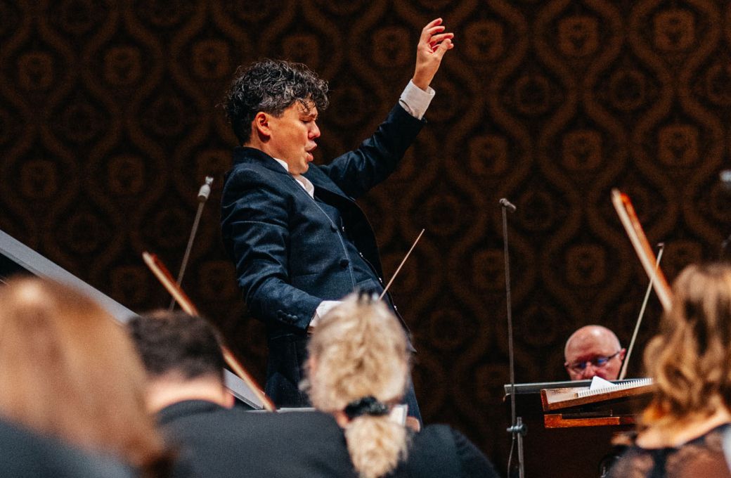 Elias Grandy conducts the Prague Radio Symphony Orchestra © Matěj Komár