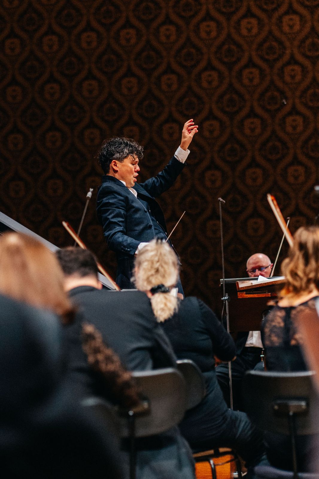 Elias Grandy conducts the Prague Radio Symphony Orchestra © Matěj Komár