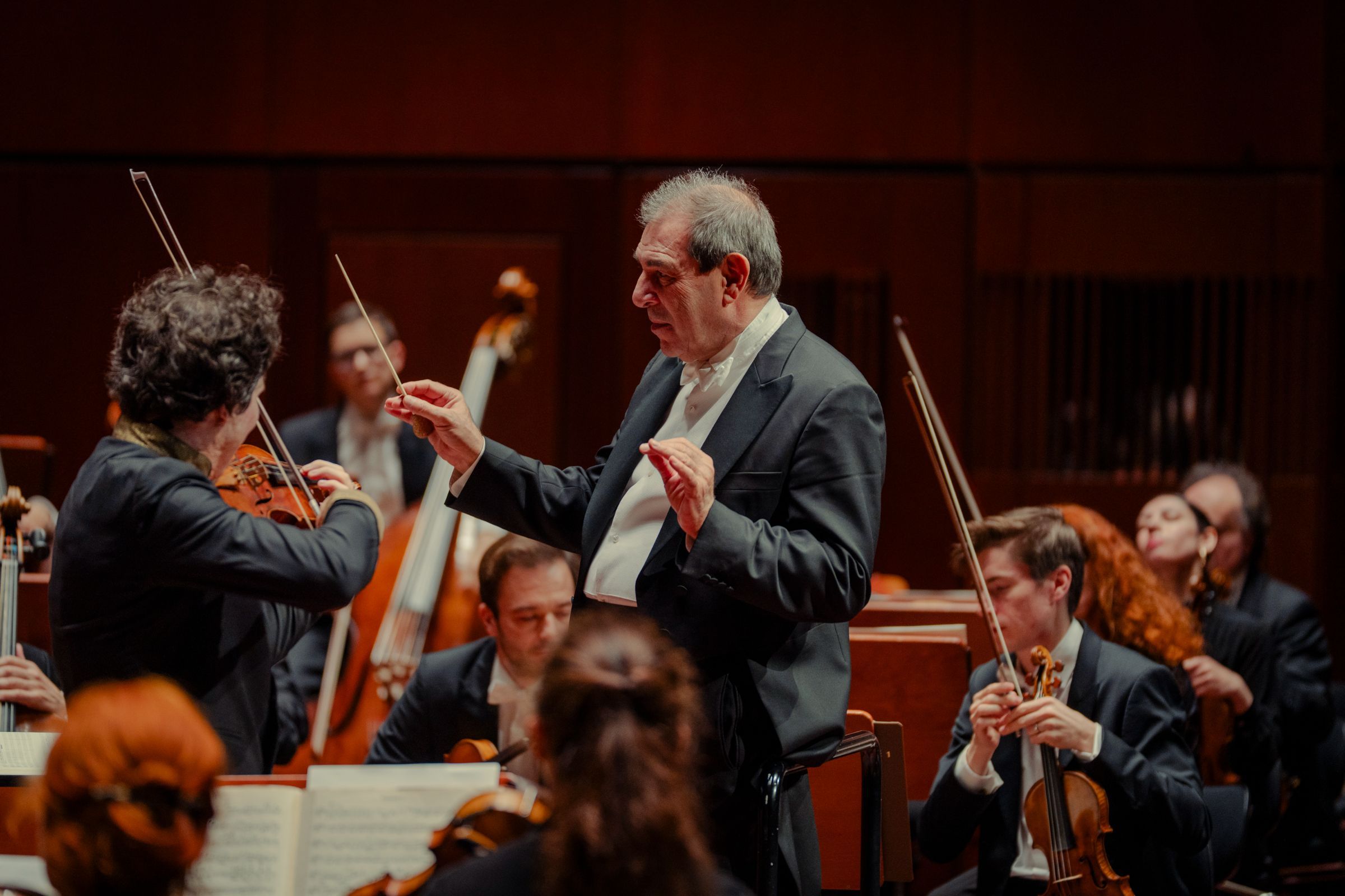 Daniele Gatti und Augustin Hadelich mit der Sächsischen Staatskapelle Dresden &copy; Jörg Simanowski