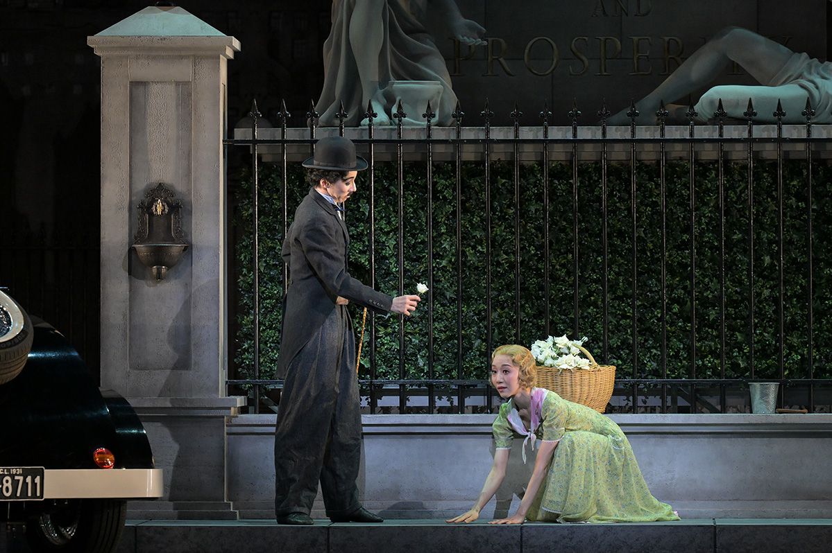 Kosuke Okumura as the Little Tramp and Yui Yonezawa as the Flower Girl in <i>City Lights</i> &copy; Photo by Takashi Shikama, Charlie Chaplin™ ©  Bubbles Incorporated SA