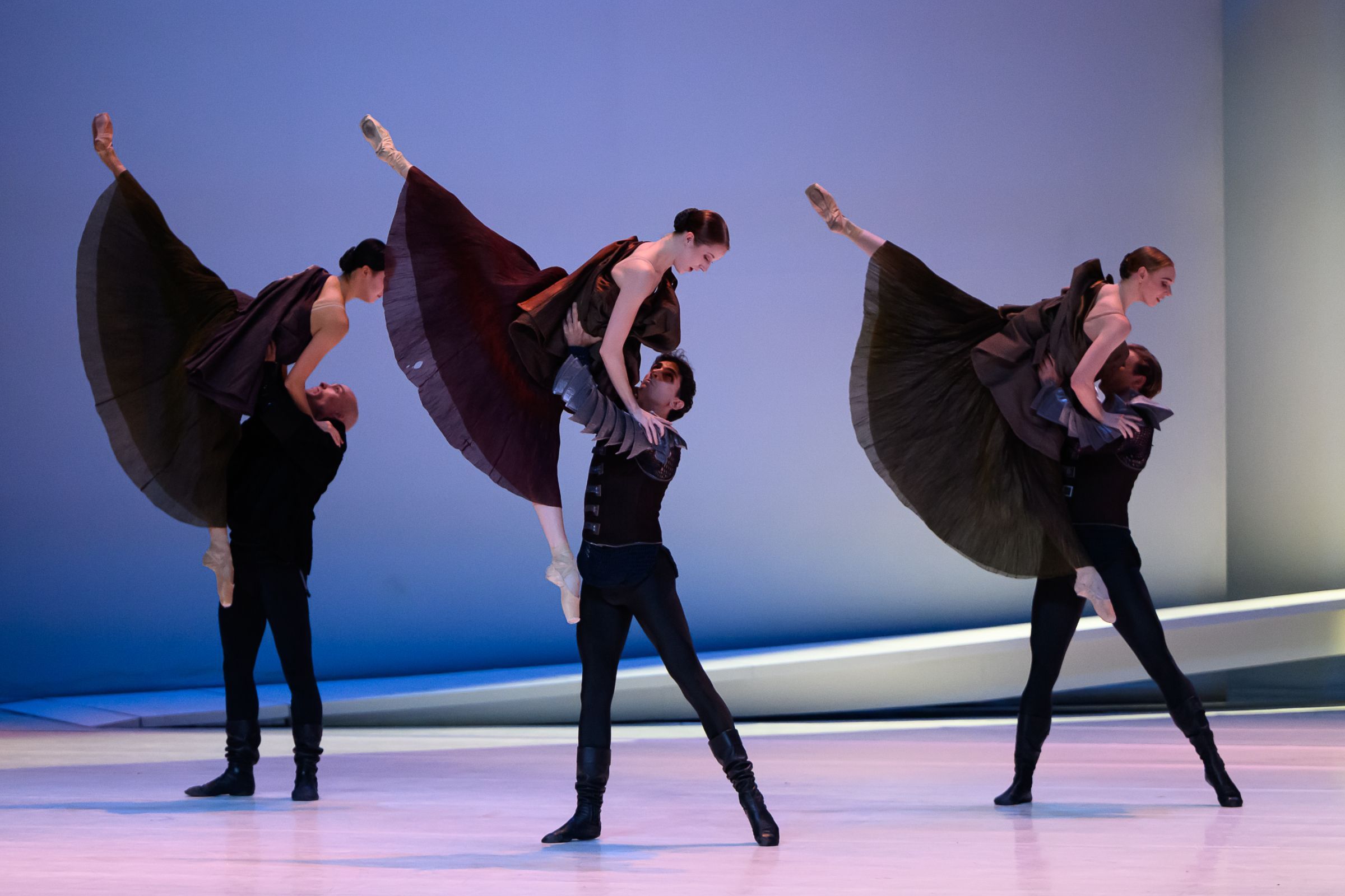Les Ballets de Monte-Carlo in Jean-Christophe Maillot’s <i>Roméo et Juliette</i> &copy; Alice Blangero