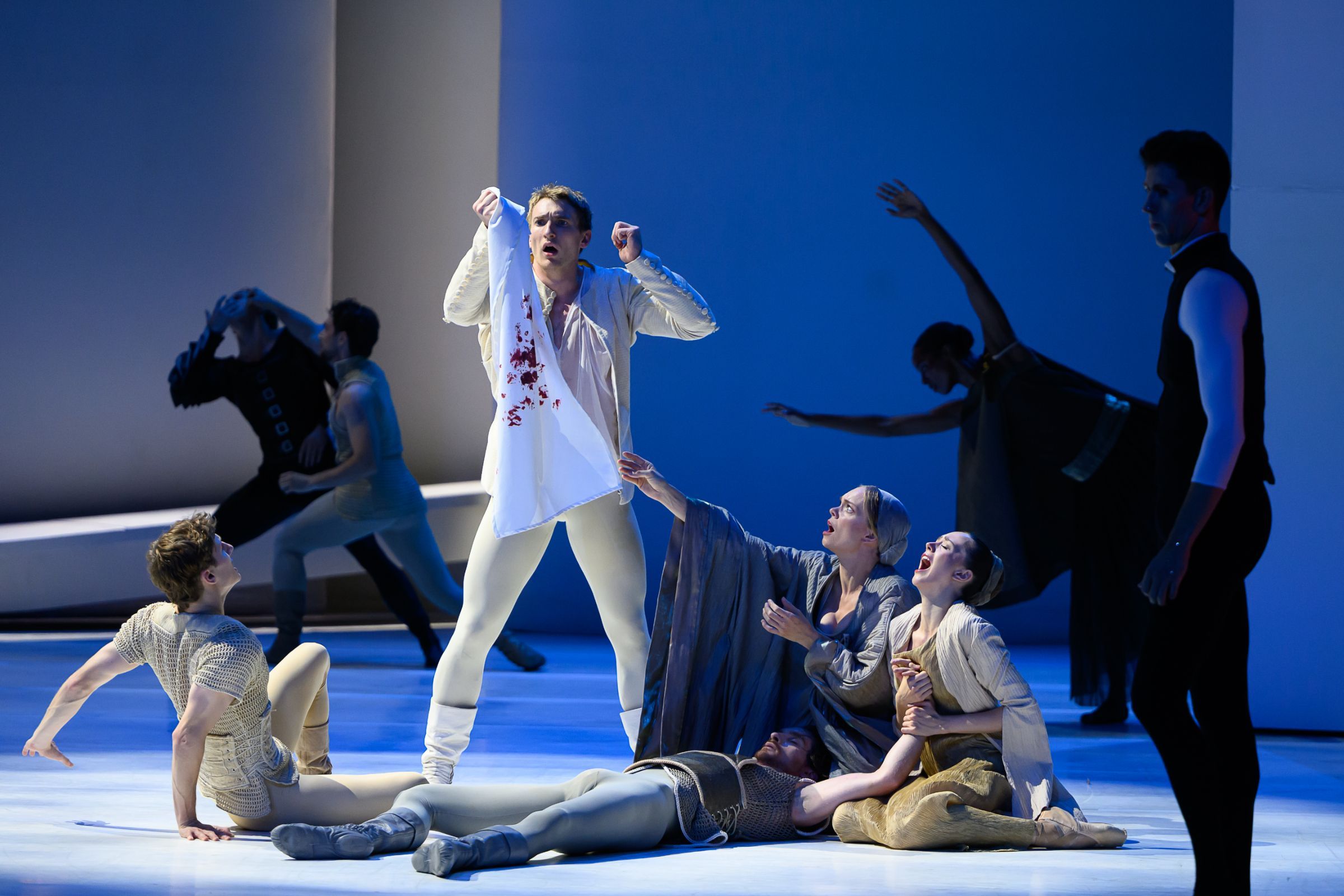 Les Ballets de Monte-Carlo in Jean-Christophe Maillot’s <i>Roméo et Juliette</i> &copy; Alice Blangero
